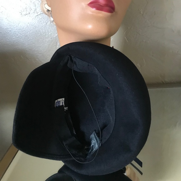 SWANKY 1940s' BLACK FELT TILT HAT WITH RED BAKELITE TRIM - Picture 9 of 12